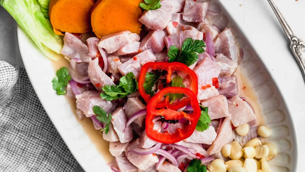 Plato de ceviche peruano fresco, gastronomía de Perú galardonada.