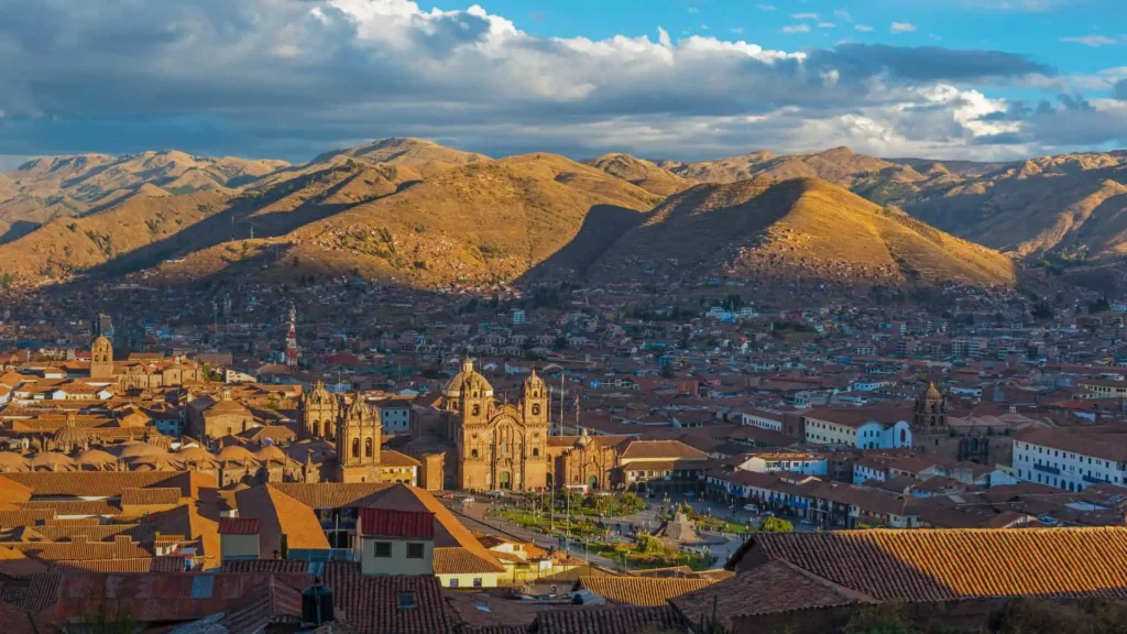 Calle Hatun Rumiyoc con muros incas en el centro histórico de Cusco, Perú.