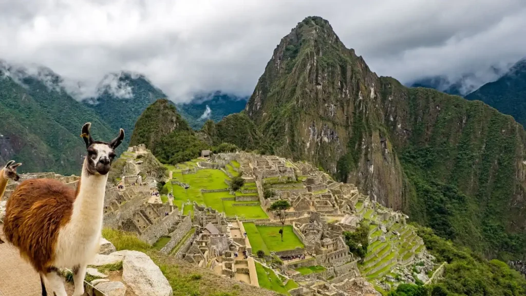 Vista aérea de la ciudadela inca de Machu Picchu, maravilla del mundo, en Perú.