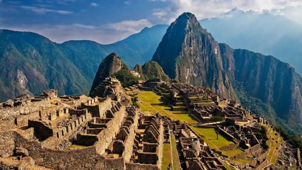 Best itinerary to visit Peru panoramic view of Machu Picchu