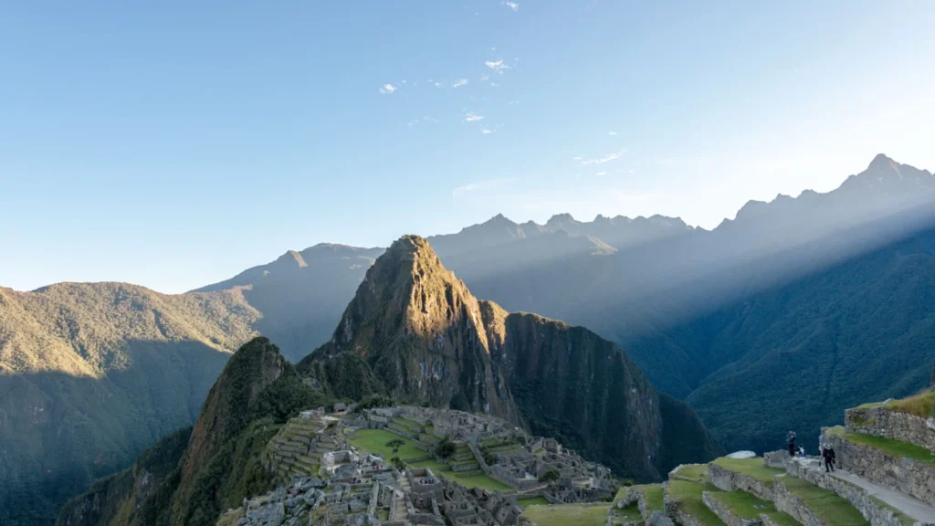 Panoramic view of Machu Picchu at sunrise, ideal for the best tours to visit Machu Picchu.
